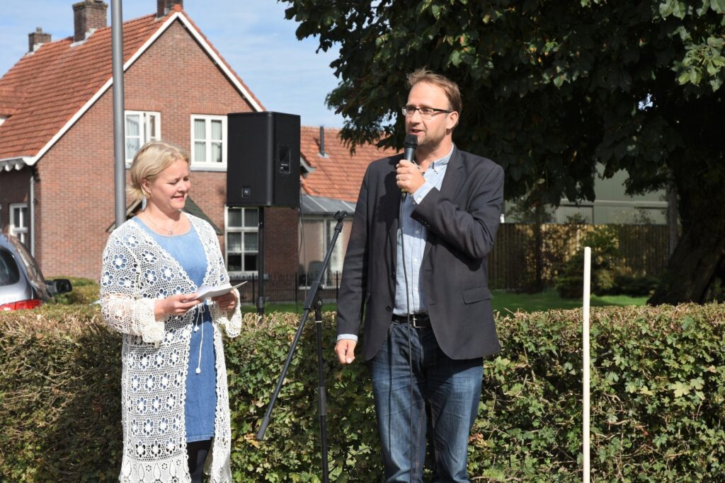 Wethouder Menno Roozendaal spreekt publiek toe, alvorens de onthulling van de attentietegels.