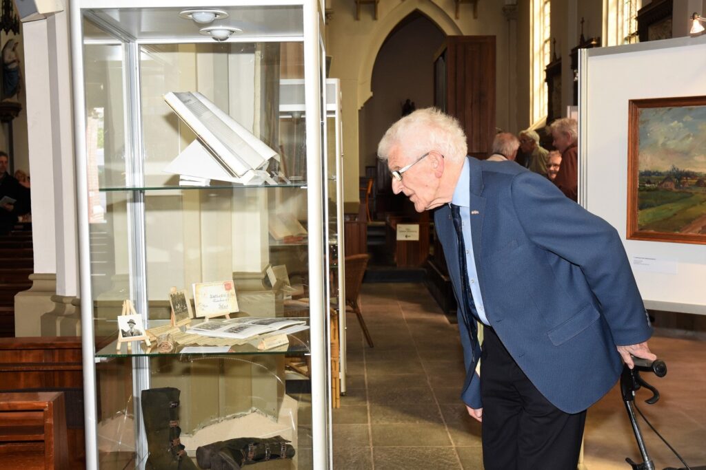 dhr. Marinus, .. bekijkt de expositie over Willenborg en Van Dam.